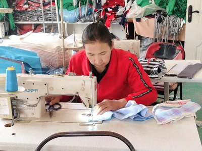 巧手织梦 墨玉农家妇女的个体缝纫合作社致富之路