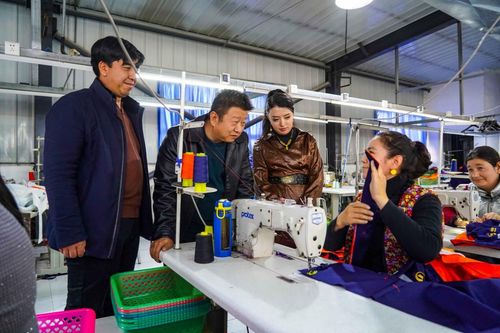 和田乡村工厂 服装加工托起家门口的幸福生活
