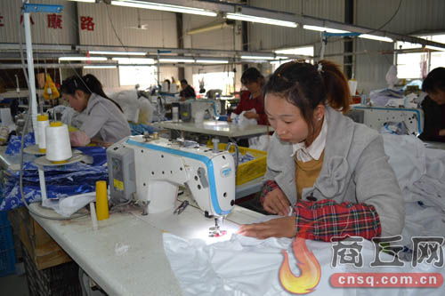 贫困户在服装加工厂的就业转型之路